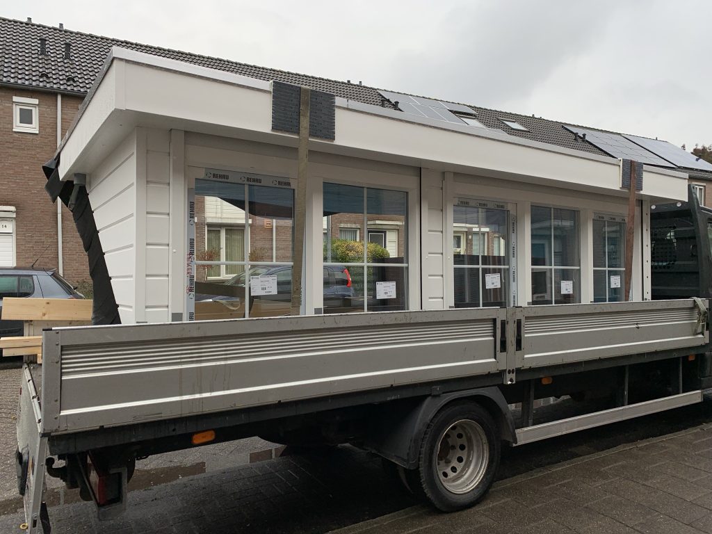 Transport van de dakkapel Limbeek-Zuid Eindhoven